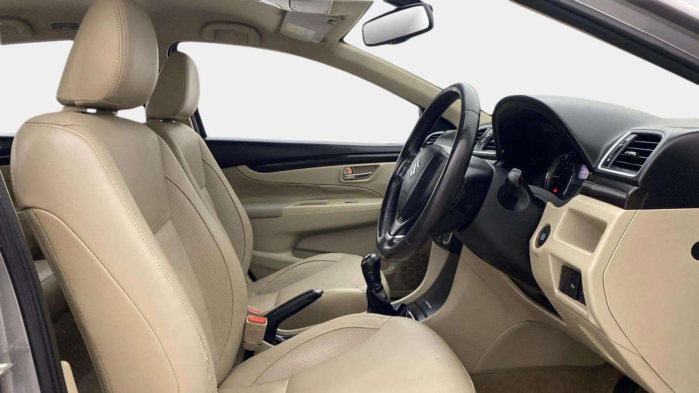 2016 Maruti Ciaz ZXI+, Petrol, Manual, 68,155 km, Right Side Front Door Cabin