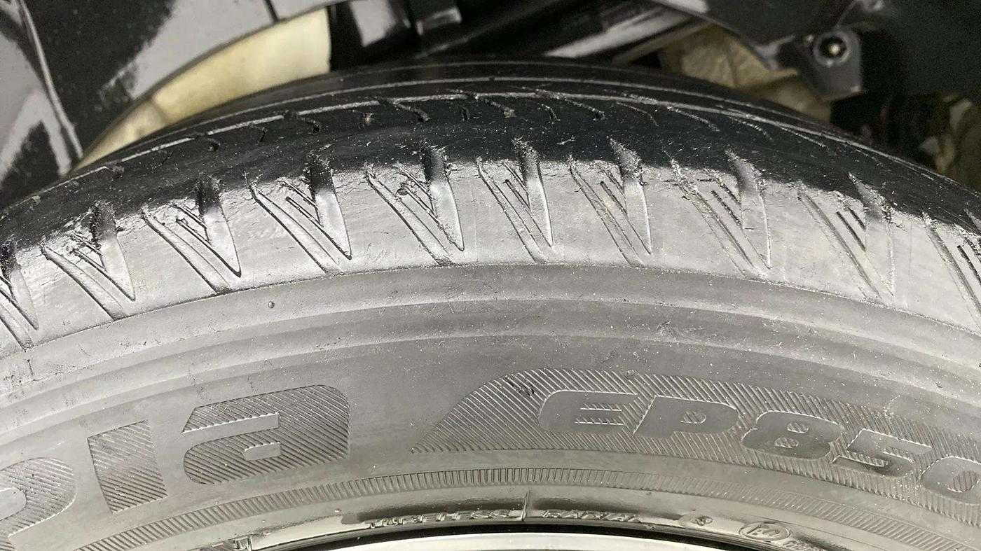 2020 Mahindra XUV500 W11, Diesel, Manual, 60,406 km, Left Rear Tyre Tread