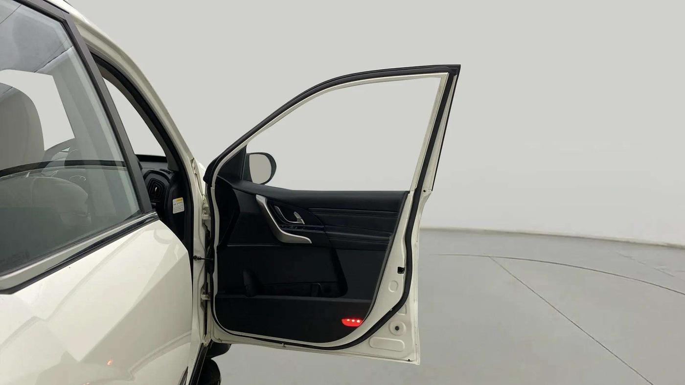 2020 Mahindra XUV500 W11, Diesel, Manual, 60,406 km, RHS Front Door