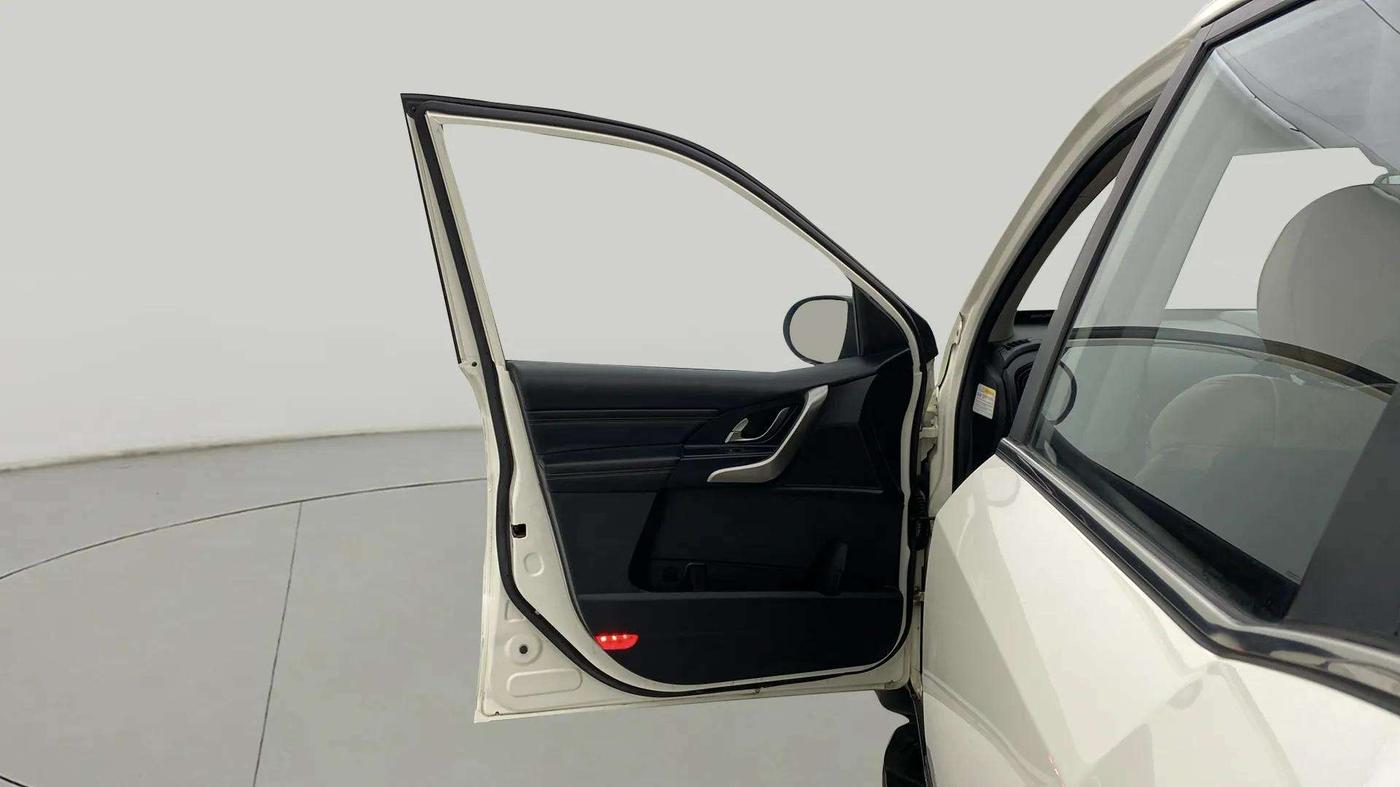 2020 Mahindra XUV500 W11, Diesel, Manual, 60,406 km, LHS Front Door