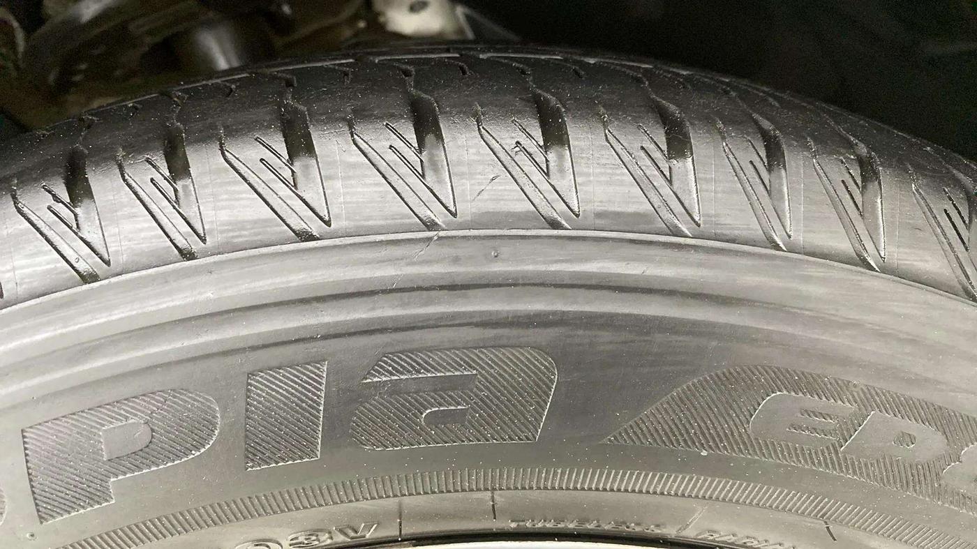 2020 Mahindra XUV500 W11, Diesel, Manual, 60,406 km, Left Front Tyre Tread