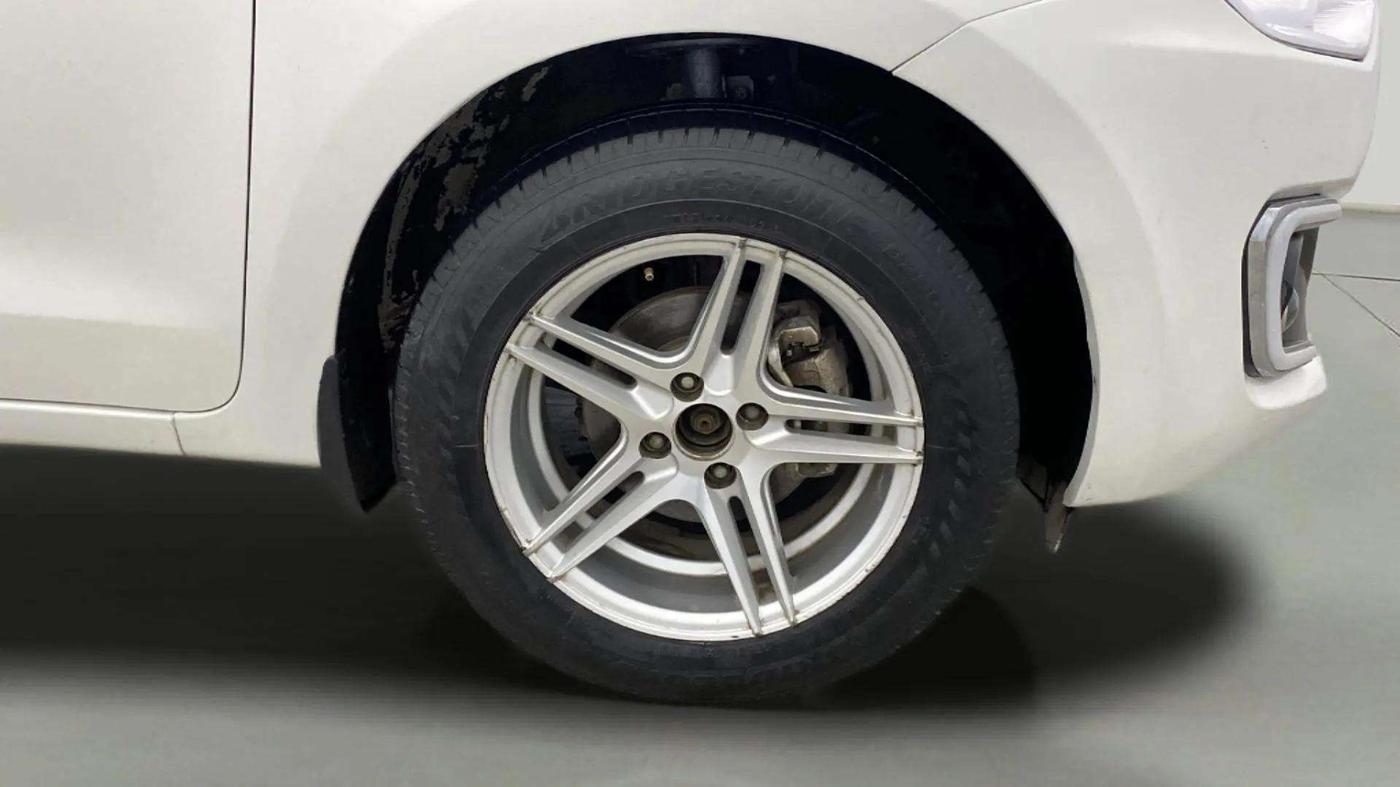 2021 Maruti Swift VXI AMT, Petrol, Automatic, 33,336 km, Right Front Wheel