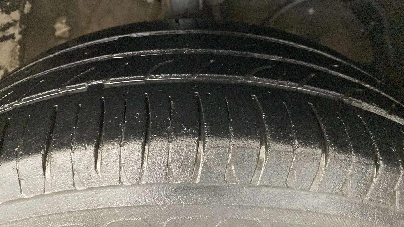 2021 Maruti Swift VXI AMT, Petrol, Automatic, 33,336 km, Right Front Tyre Tread
