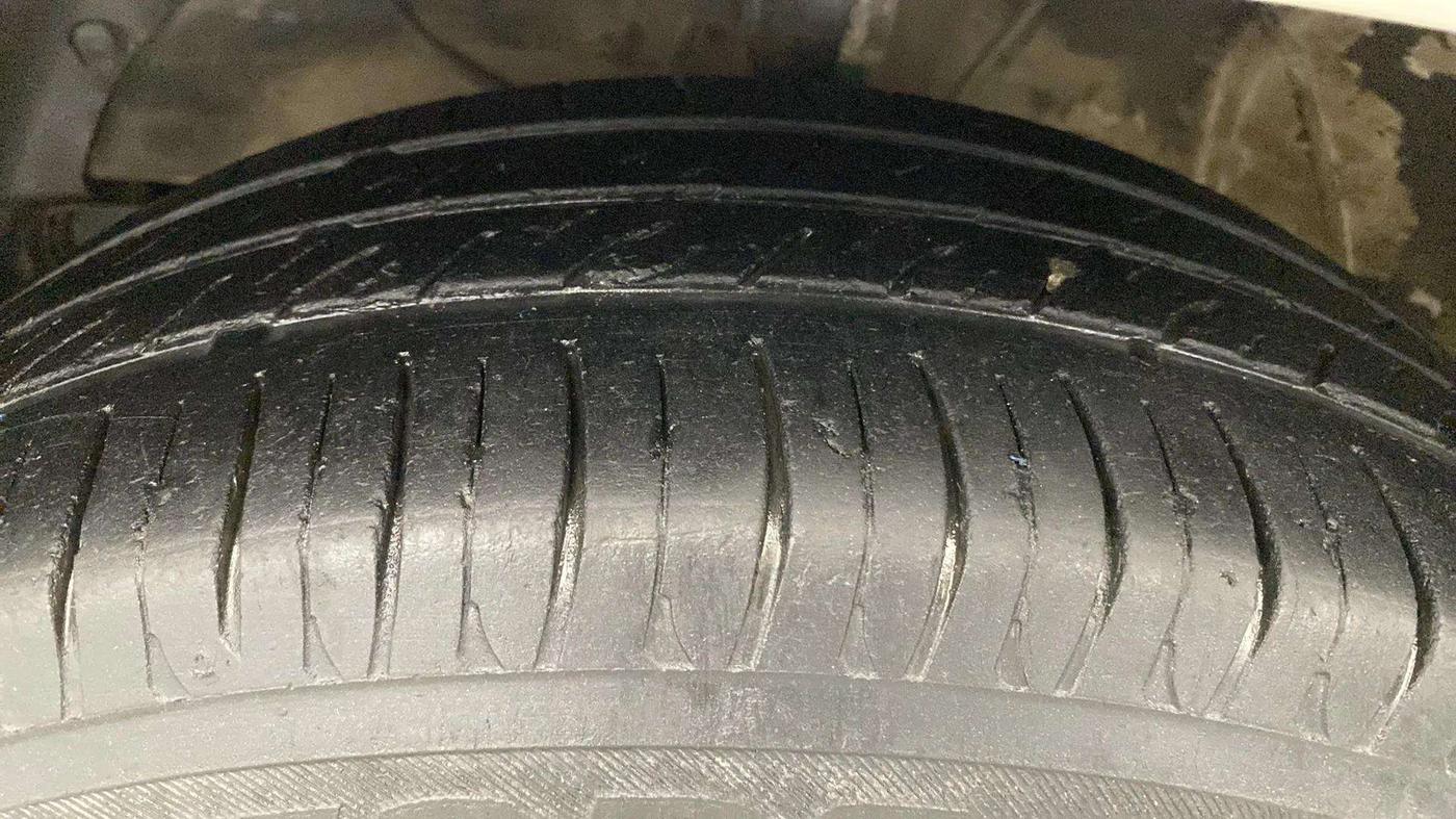 2021 Maruti Swift VXI AMT, Petrol, Automatic, 33,336 km, Left Front Tyre Tread