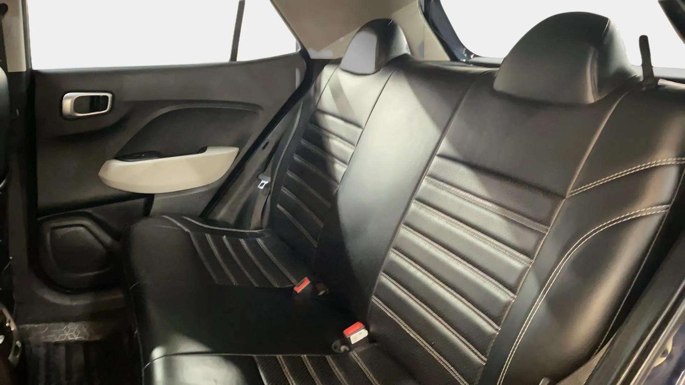 2022 Hyundai VENUE S(O) 1.2, Petrol, Manual, 50,891 km, Right Side Rear Door Cabin