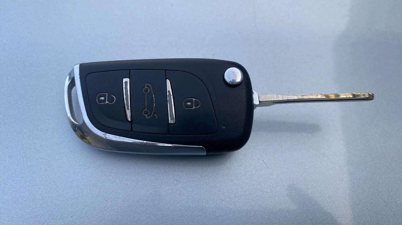 2019 Hyundai VENUE E 1.2, Petrol, Manual, 36,350 km, Key Close Up