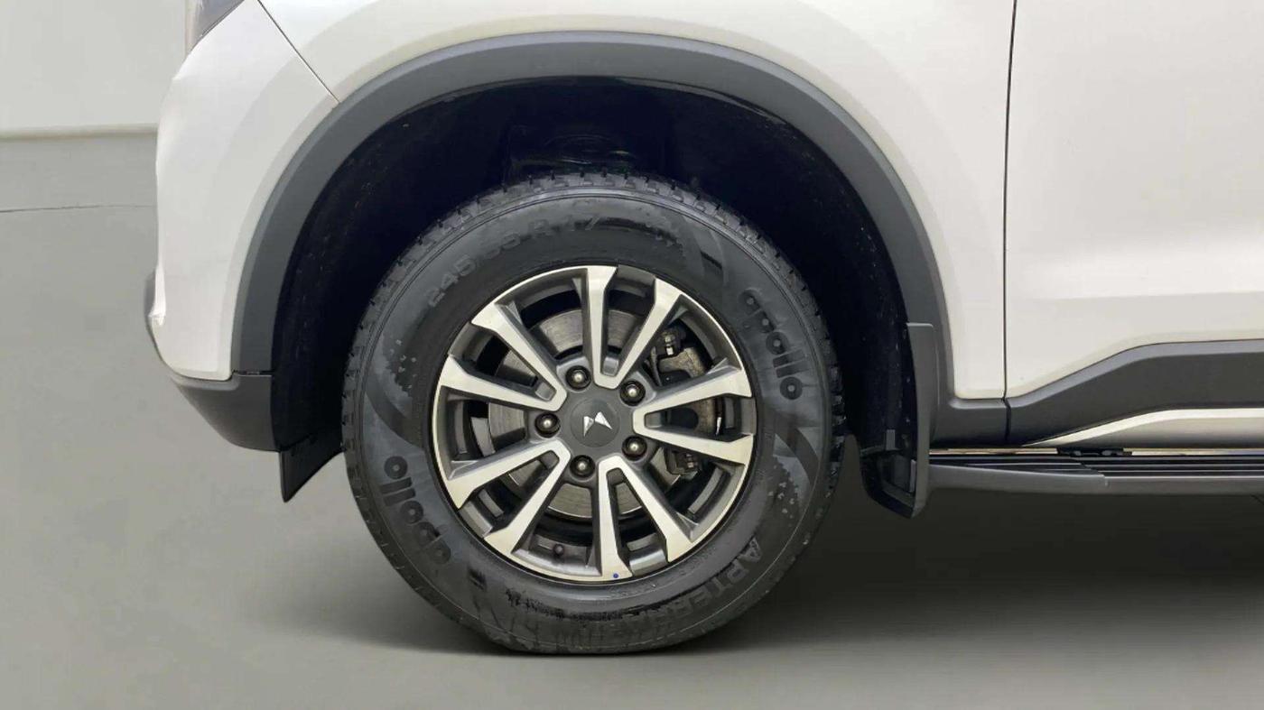 2023 Mahindra SCORPIO-N Z8 L DIESEL MT 2WD 7 STR, Diesel, Manual, 49,928 km, Left Front Wheel
