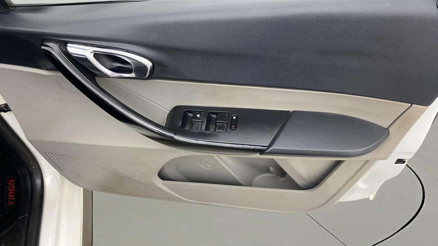 2019 Tata Tiago XZ PLUS PETROL, Petrol, Manual, 41,433 km, Driver Side Door Panels Control