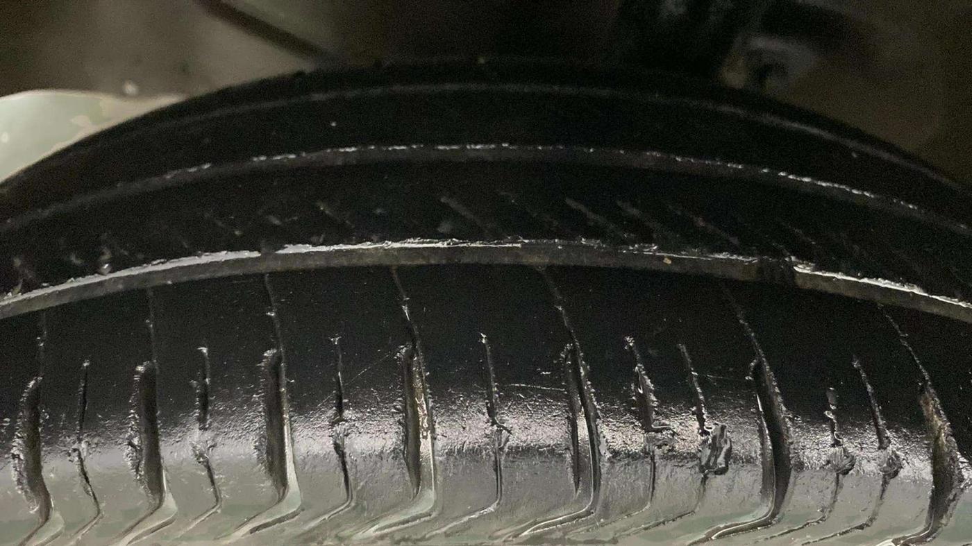 2013 Maruti Wagon R 1.0 LXI CNG, CNG, Manual, 94,252 km, Left Front Tyre Tread