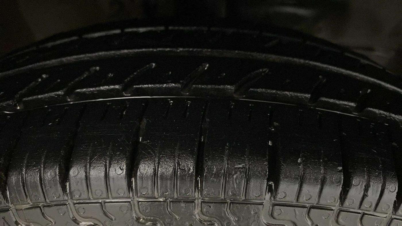 2013 Maruti Wagon R 1.0 LXI CNG, CNG, Manual, 94,252 km, Right Front Tyre Tread