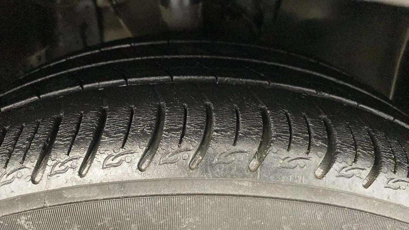 2020 Tata ALTROZ XZ PETROL, Petrol, Manual, 61,729 km, Right Front Tyre Tread