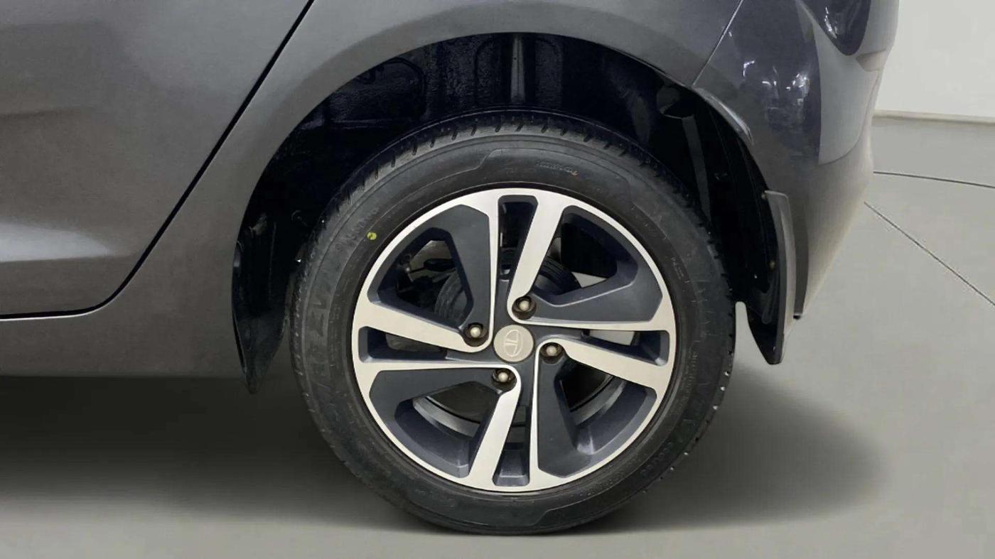 2020 Tata ALTROZ XZ PETROL, Petrol, Manual, 61,729 km, Left Rear Wheel