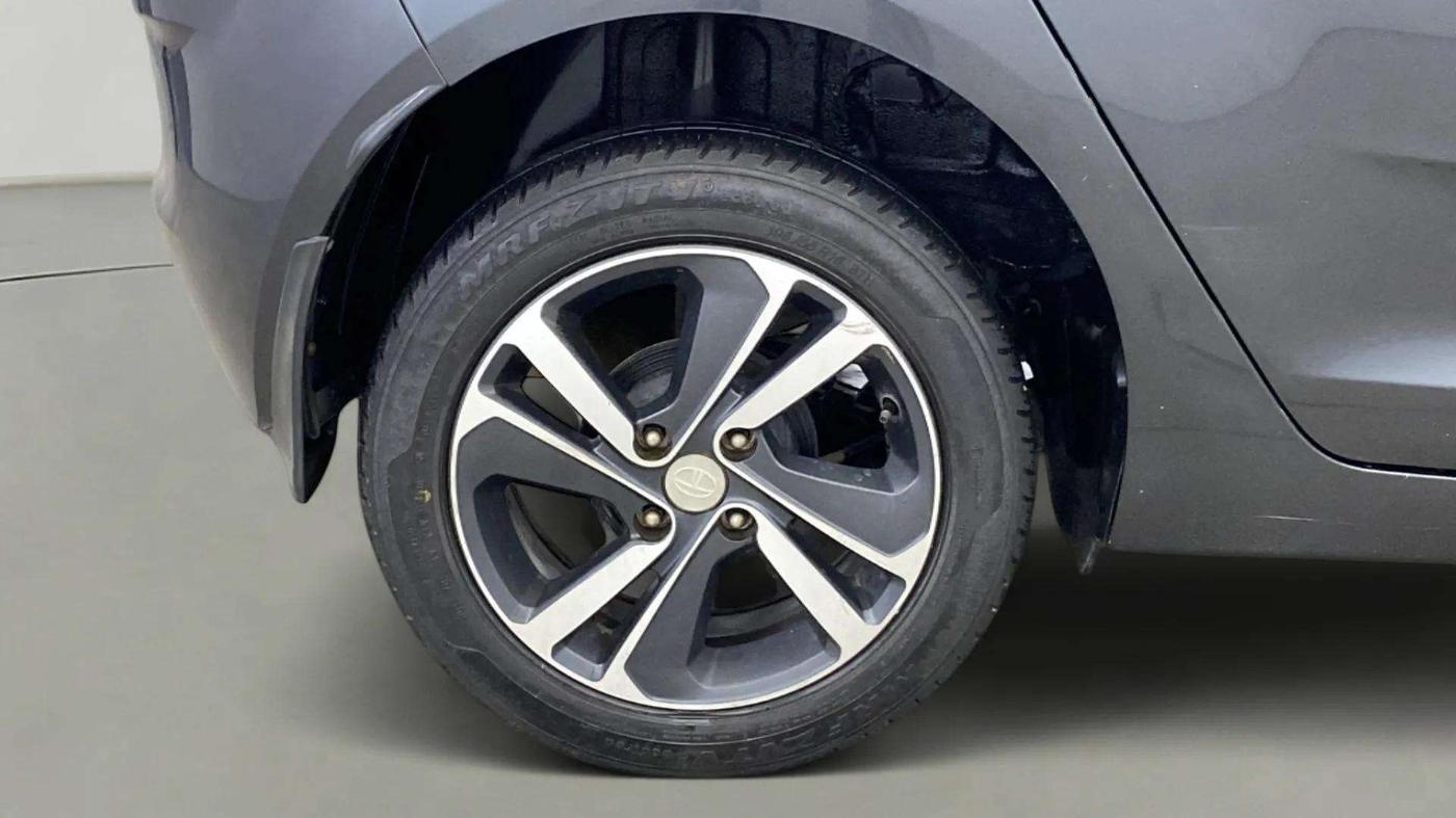 2020 Tata ALTROZ XZ PETROL, Petrol, Manual, 61,729 km, Right Rear Wheel