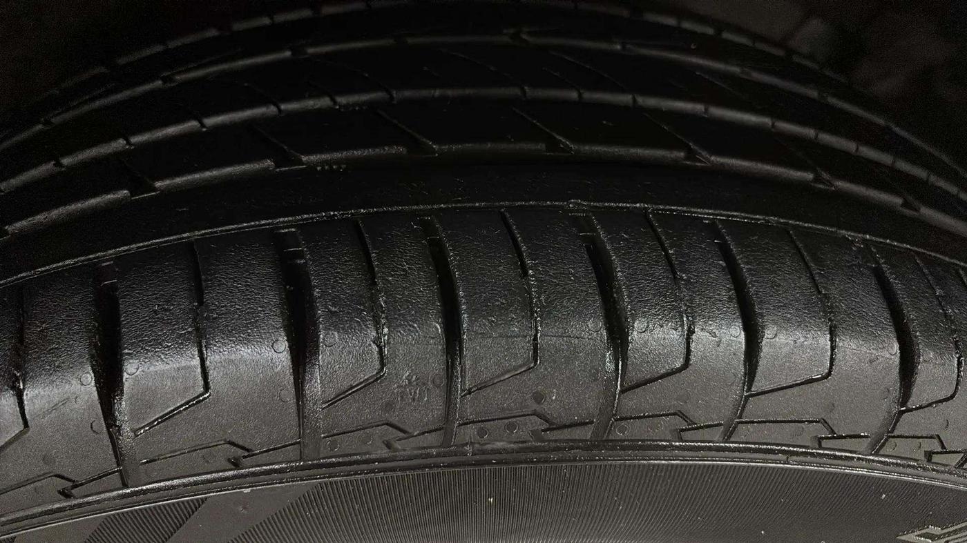 2021 Renault Duster RXZ 1.3 TURBO PETROL CVT, Petrol, Automatic, 64,582 km, Right Front Tyre Tread
