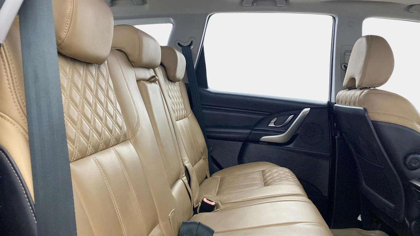 2019 Mahindra XUV500 W11 (O) AT, Diesel, Automatic, 64,824 km, Right Side Rear Door Cabin