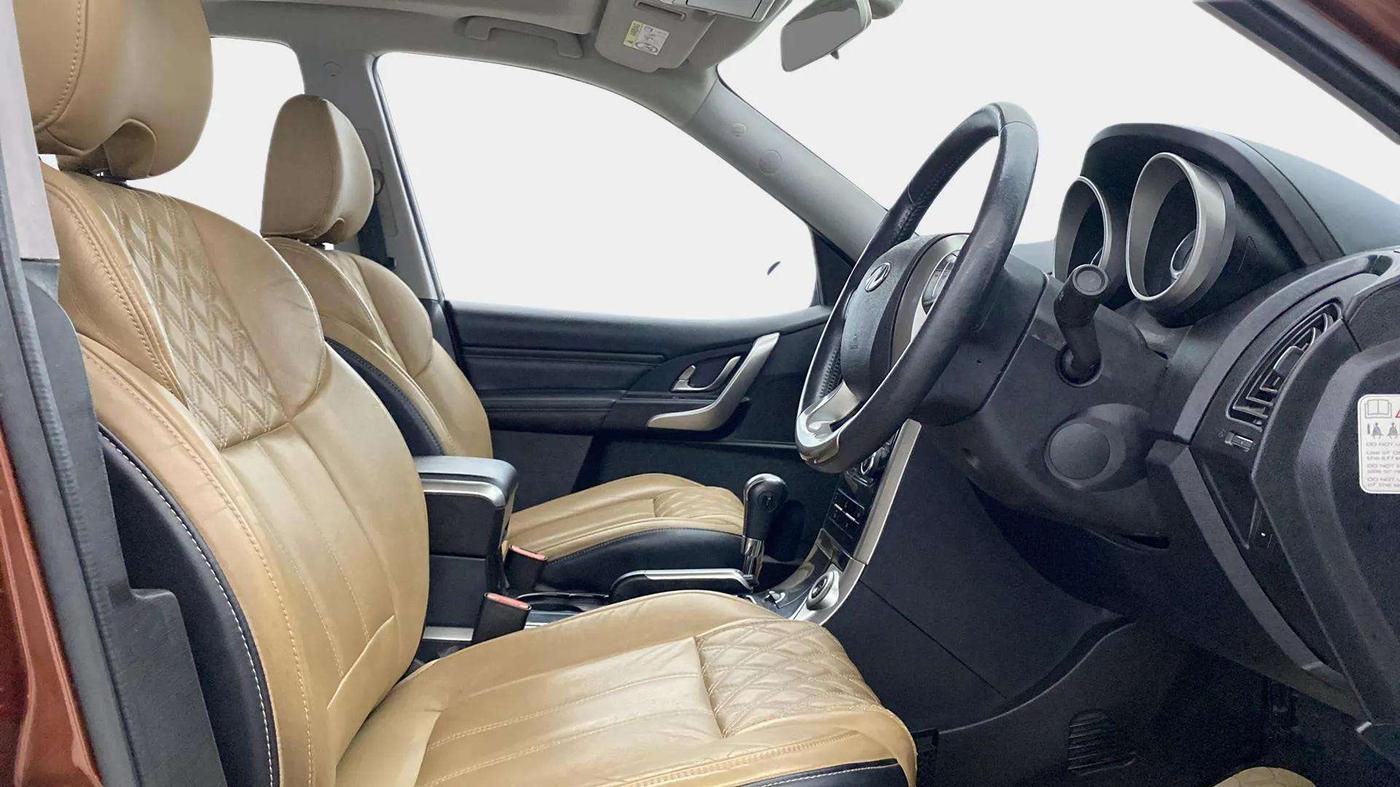 2019 Mahindra XUV500 W11 (O) AT, Diesel, Automatic, 64,824 km, Right Side Front Door Cabin
