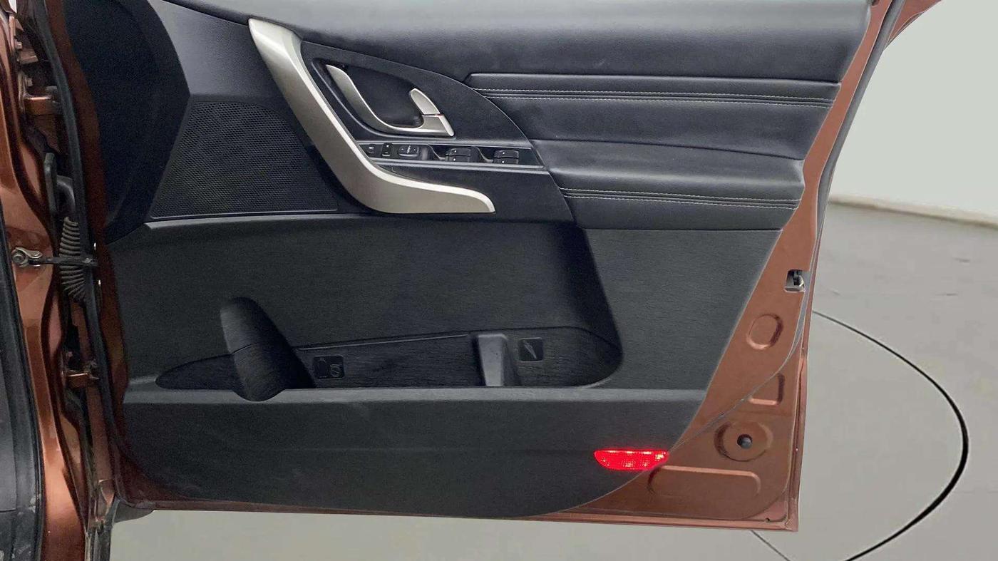 2019 Mahindra XUV500 W11 (O) AT, Diesel, Automatic, 64,824 km, Driver Side Door Panels Control