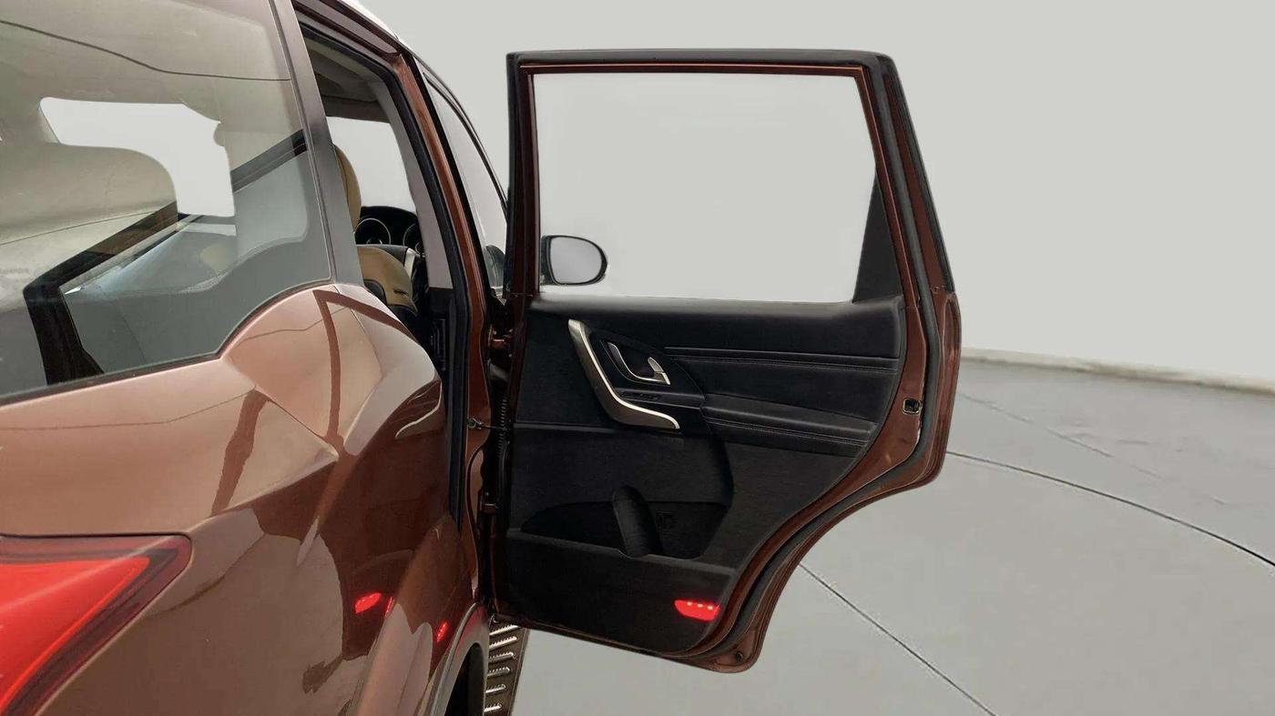 2019 Mahindra XUV500 W11 (O) AT, Diesel, Automatic, 64,824 km, RHS Rear Door
