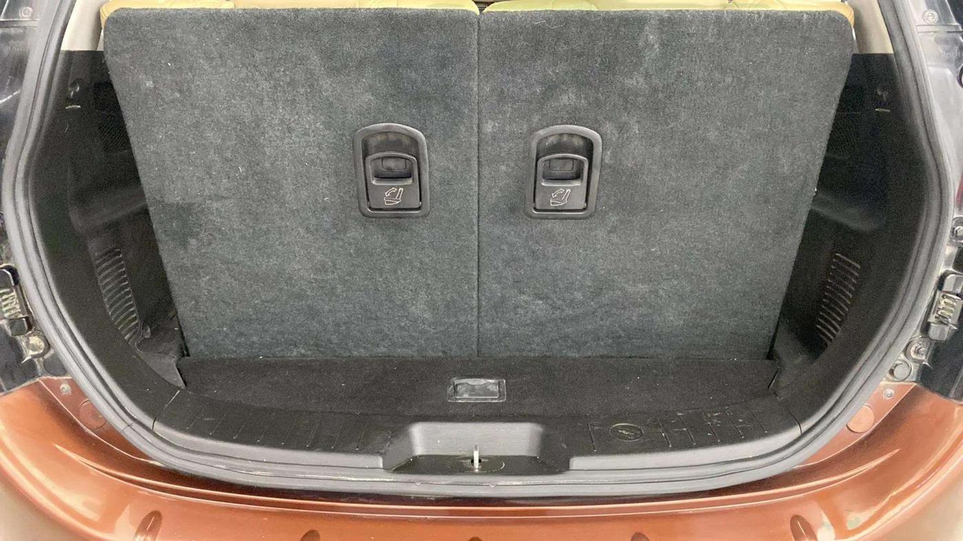 2019 Mahindra XUV500 W11 (O) AT, Diesel, Automatic, 64,824 km, Boot Inside
