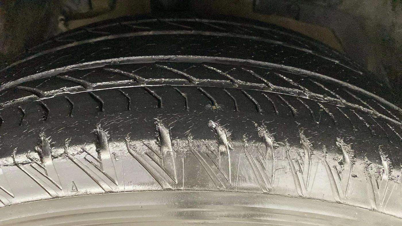 2019 Mahindra XUV500 W11 (O) AT, Diesel, Automatic, 64,824 km, Right Front Tyre Tread