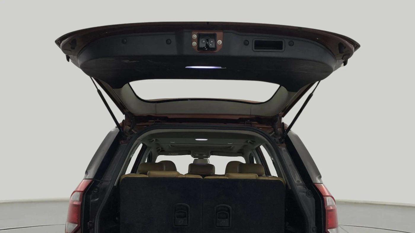 2019 Mahindra XUV500 W11 (O) AT, Diesel, Automatic, 64,824 km, Boot Door Open