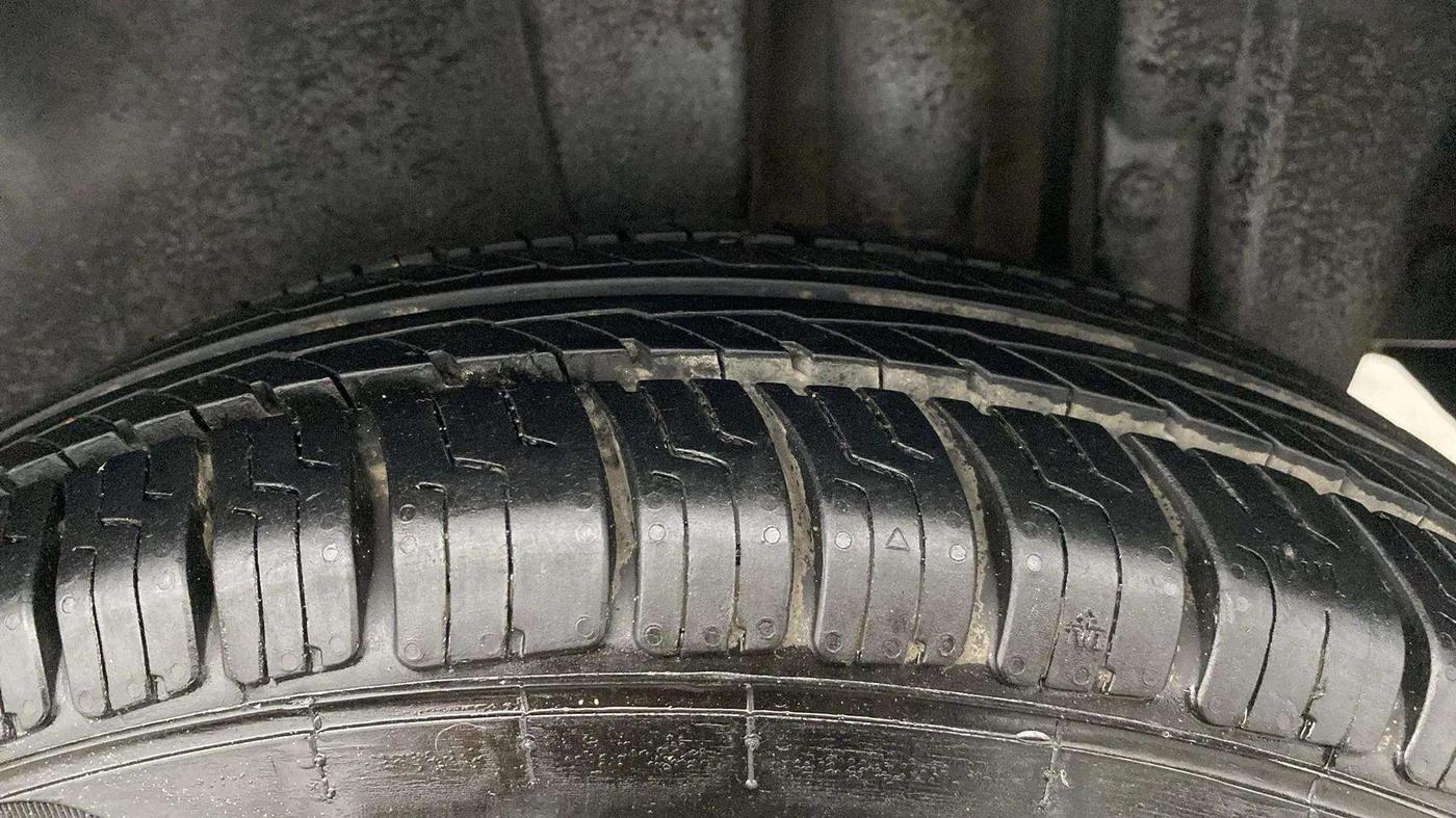 2014 Maruti Swift VXI, Petrol, Manual, 83,744 km, Left Rear Tyre Tread