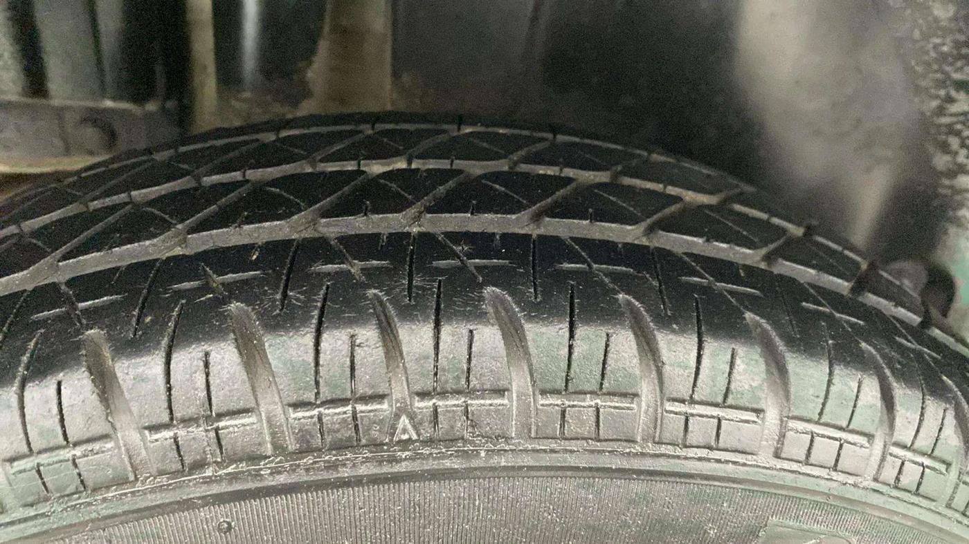 2014 Maruti Swift VXI, Petrol, Manual, 83,744 km, Right Rear Tyre Tread