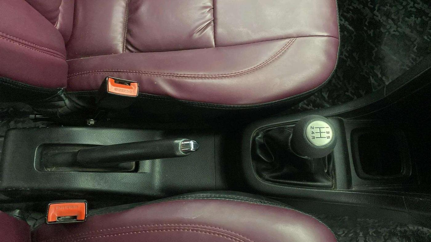 2014 Maruti Swift VXI, Petrol, Manual, 83,744 km, Gear Lever