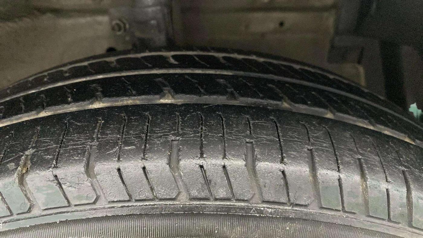 2014 Maruti Swift VXI, Petrol, Manual, 83,744 km, Right Front Tyre Tread