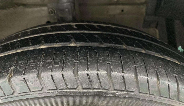2014 Maruti Swift VXI, Petrol, Manual, 83,720 km, Right Front Tyre Tread