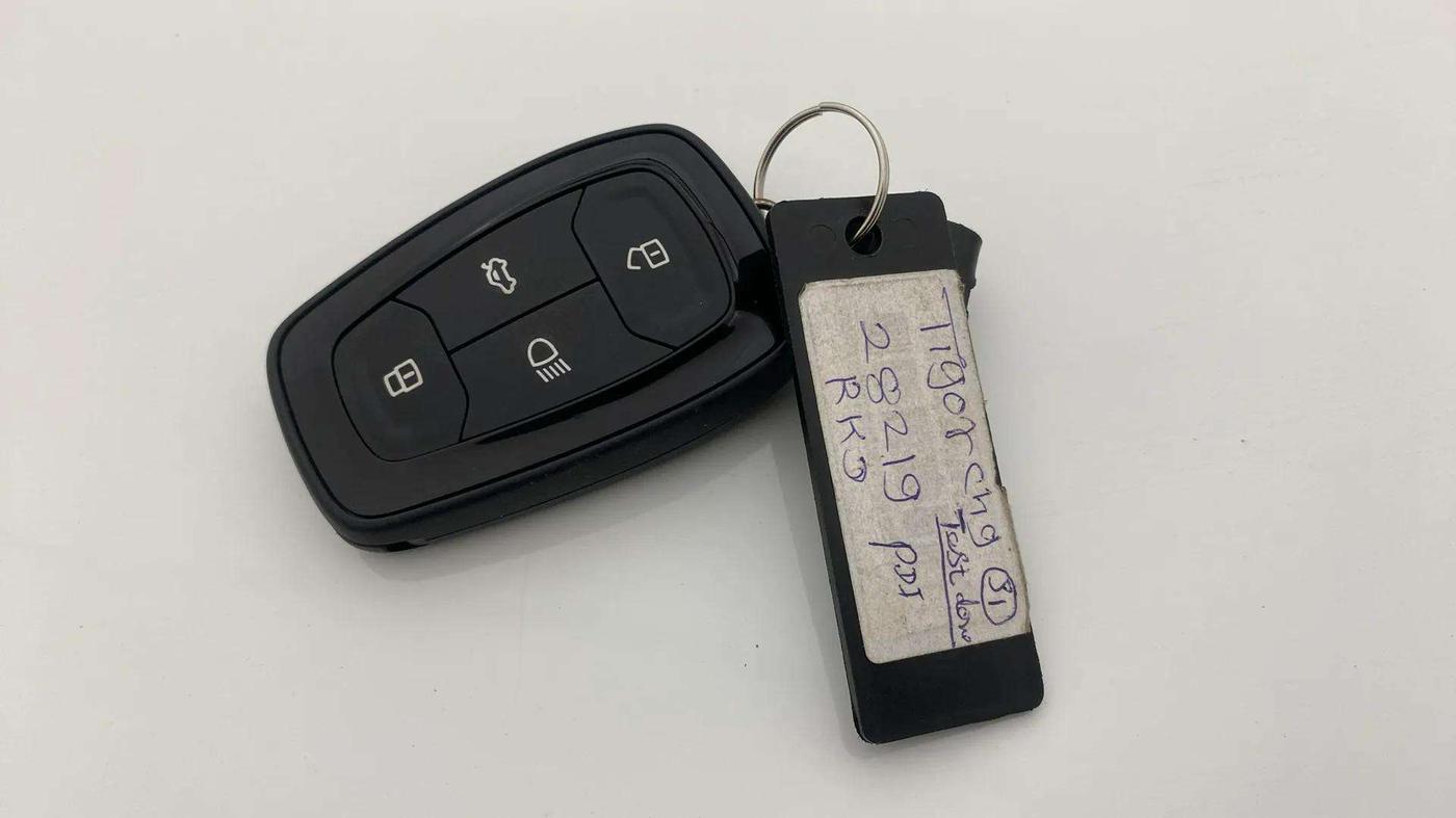 2024 Tata TIGOR XZ PLUS CNG, CNG, Manual, 15,275 km, Key Close Up