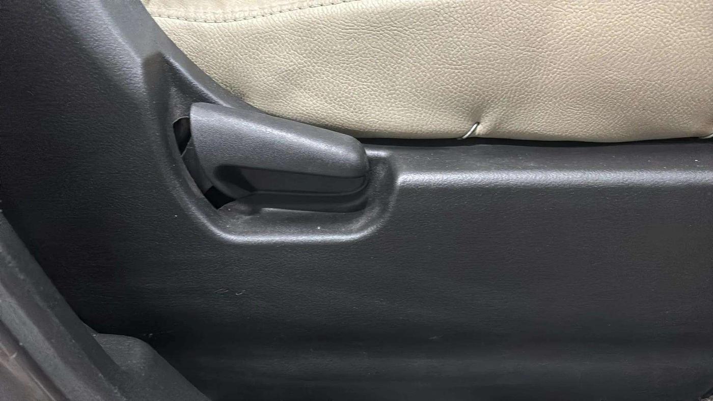 2016 Maruti Wagon R 1.0 VXI, Petrol, Manual, 28,971 km, Driver Side Adjustment Panel