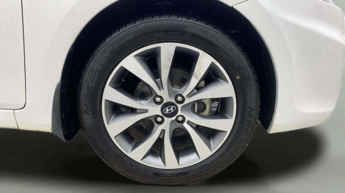 2014 Hyundai Verna FLUIDIC 1.6 VTVT SX, Petrol, Manual, 64,218 km, Right Front Wheel