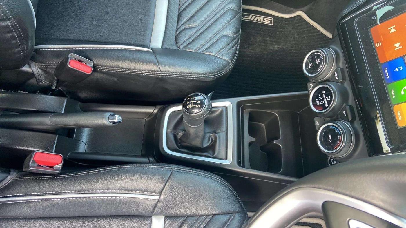 2024 Maruti Swift ZXi, Petrol, Manual, 9,220 km, Gear Lever