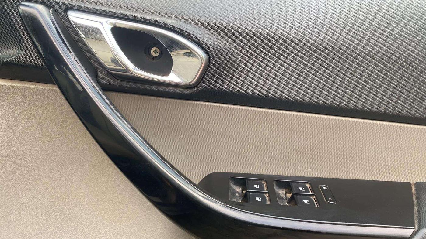 2017 Tata Tiago XZ(O) PETROL, Petrol, Manual, 90,895 km, Driver Side Door Panels Control