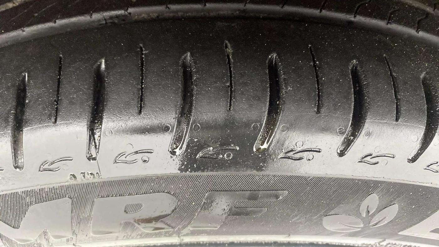 2021 Tata ALTROZ XZ PETROL, Petrol, Manual, 27,543 km, Left Front Tyre Tread