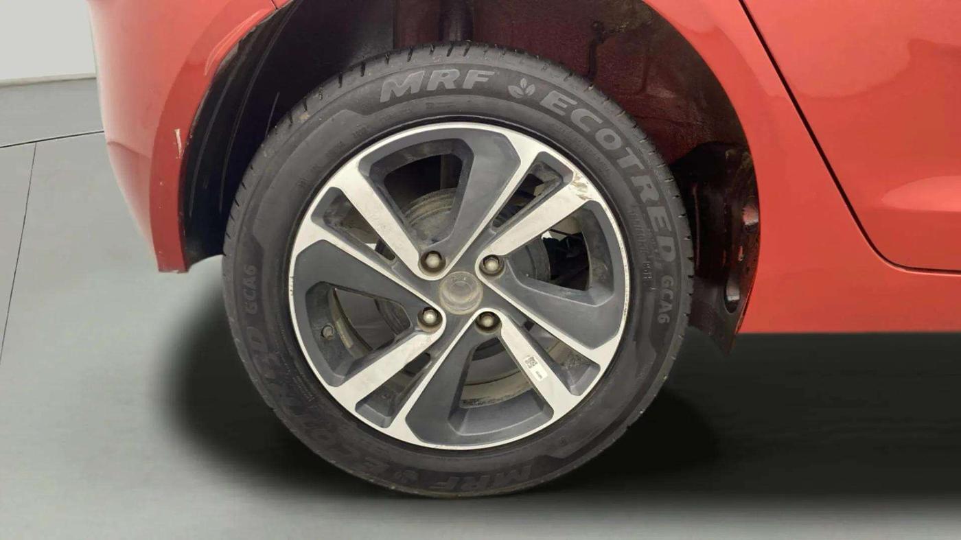 2021 Tata ALTROZ XZ PETROL, Petrol, Manual, 27,543 km, Right Rear Wheel