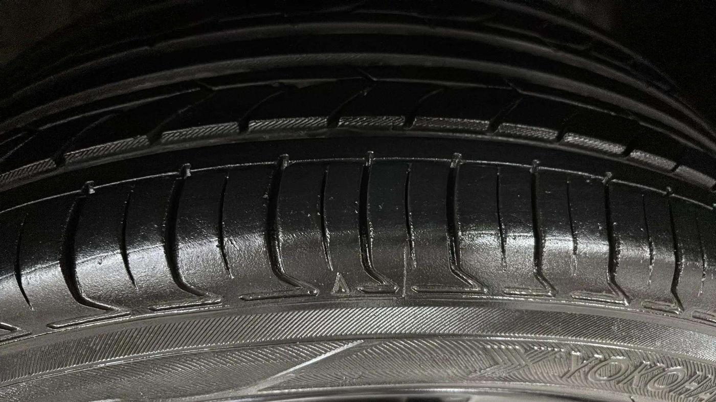 2016 Volkswagen Vento HIGHLINE PETROL AT, Petrol, Automatic, 35,712 km, Right Front Tyre Tread