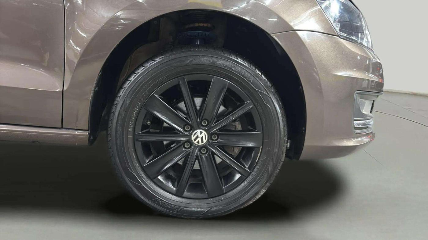 2016 Volkswagen Vento HIGHLINE PETROL AT, Petrol, Automatic, 35,712 km, Right Front Wheel