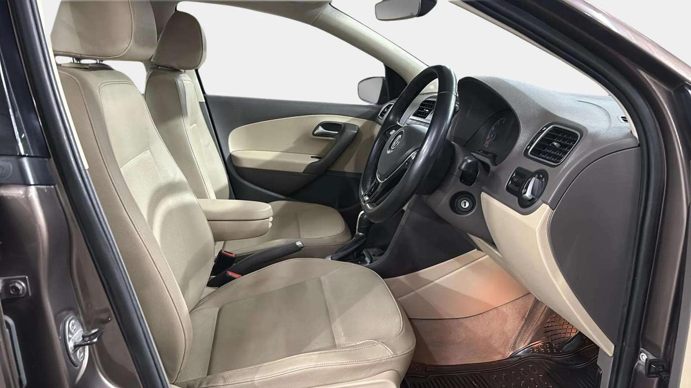 2016 Volkswagen Vento HIGHLINE PETROL AT, Petrol, Automatic, 35,712 km, Right Side Front Door Cabin