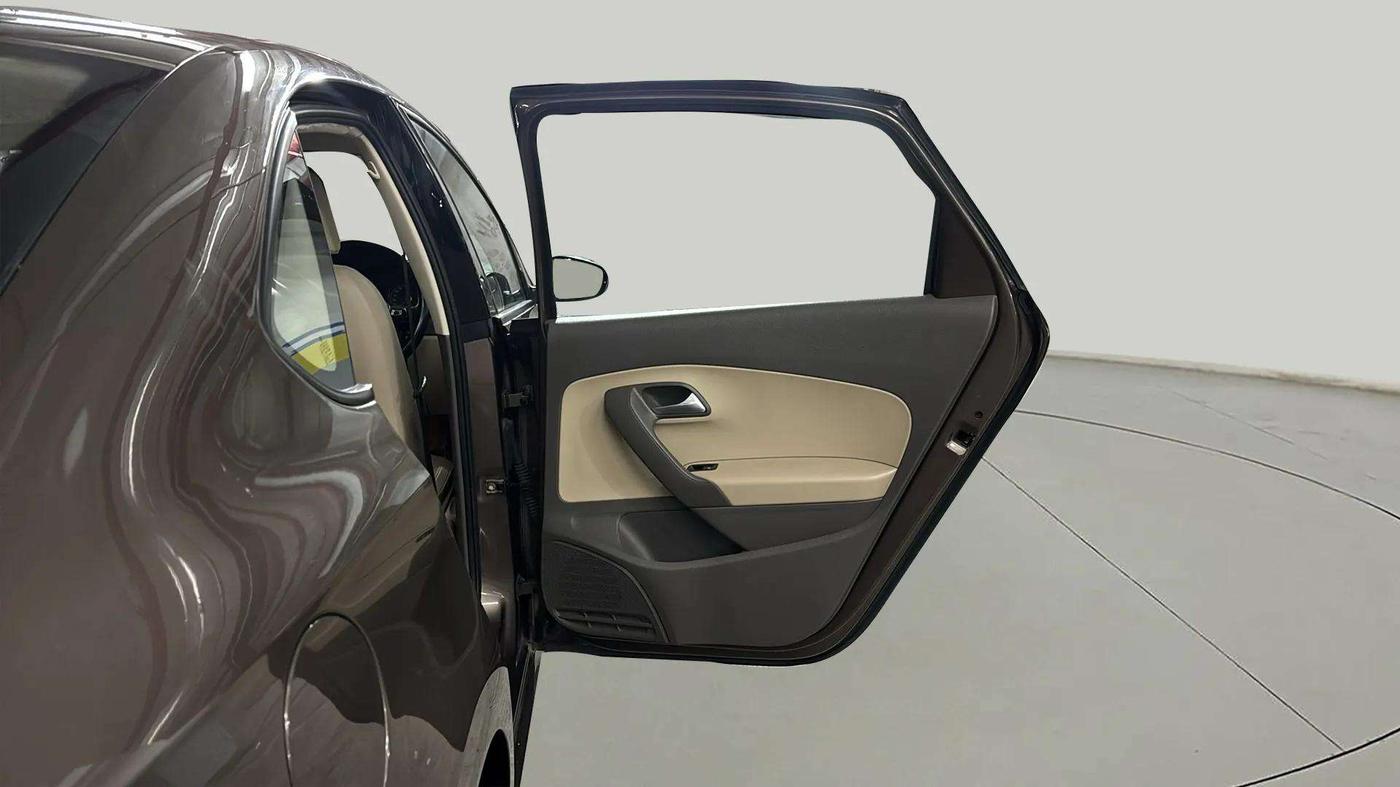 2016 Volkswagen Vento HIGHLINE PETROL AT, Petrol, Automatic, 35,712 km, RHS Rear Door