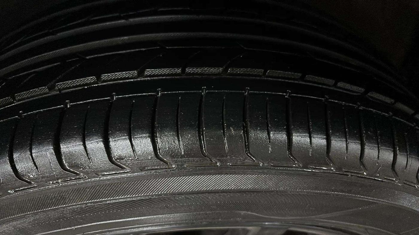 2016 Volkswagen Vento HIGHLINE PETROL AT, Petrol, Automatic, 35,712 km, Left Front Tyre Tread