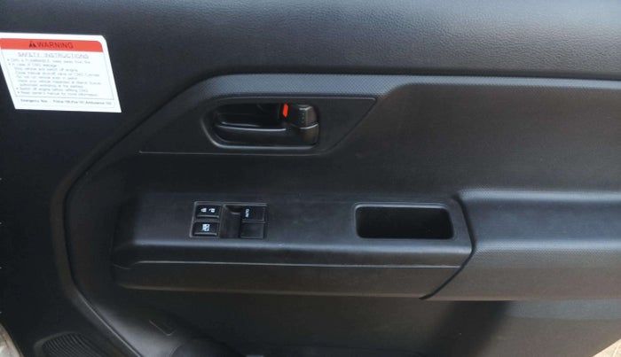 2021 Maruti New Wagon-R LXI CNG 1.0, CNG, Manual, 1,43,760 km, Driver Side Door Panels Control
