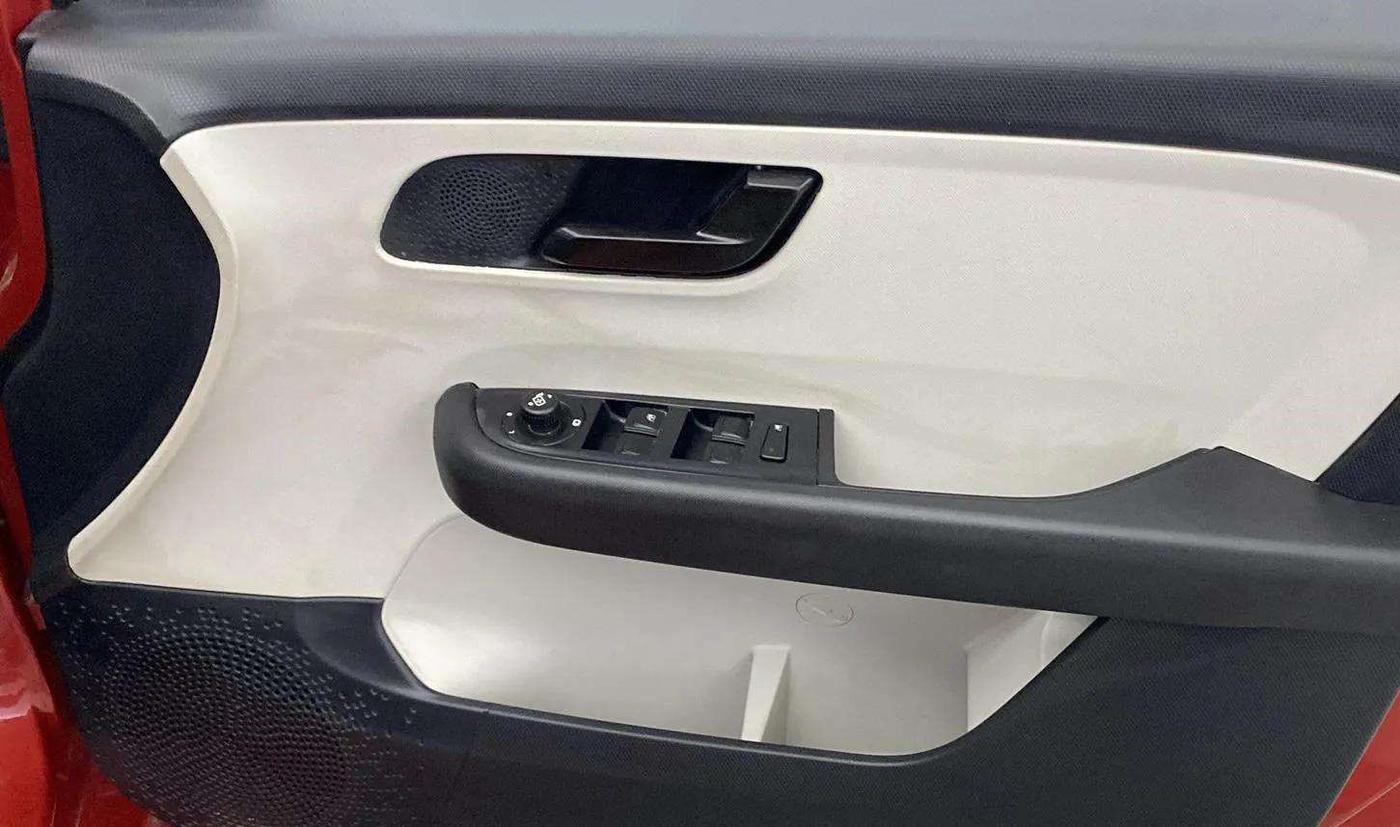 2023 Tata ALTROZ XM PLUS SUNROOF, Petrol, Manual, 14,914 km, Driver Side Door Panels Control