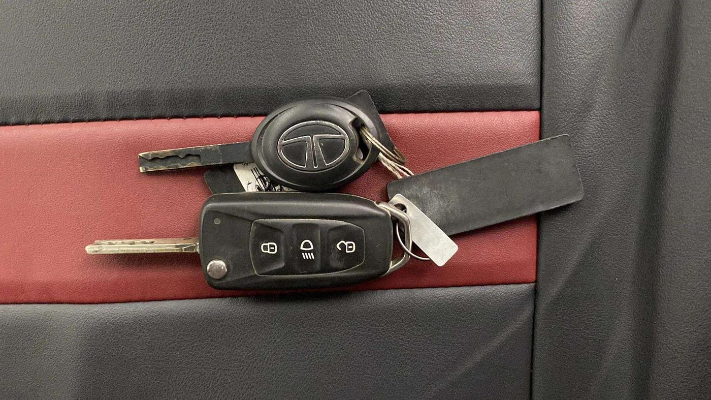 2023 Tata ALTROZ XM PLUS SUNROOF, Petrol, Manual, 14,914 km, Key Close Up