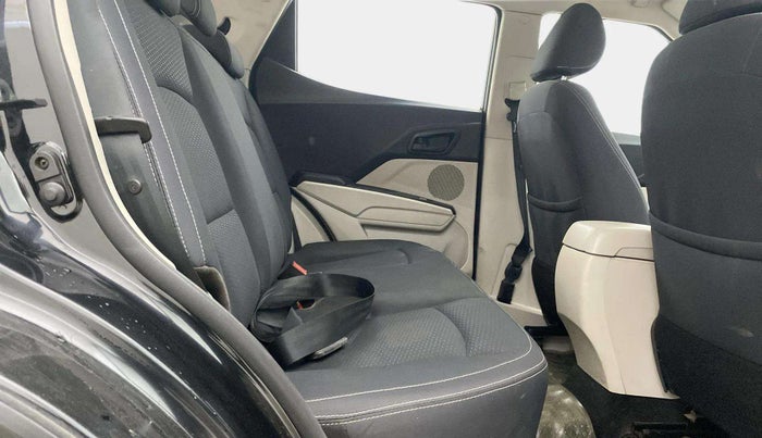 2020 Mahindra XUV300 W6 1.2 PETROL, Petrol, Manual, 62,206 km, Right Side Rear Door Cabin