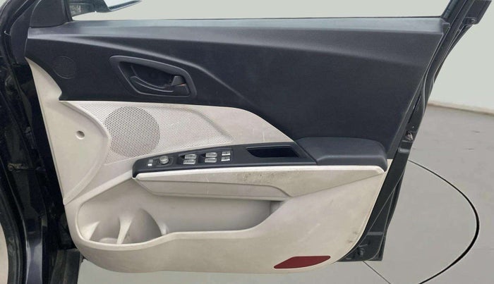 2020 Mahindra XUV300 W6 1.2 PETROL, Petrol, Manual, 62,206 km, Driver Side Door Panels Control