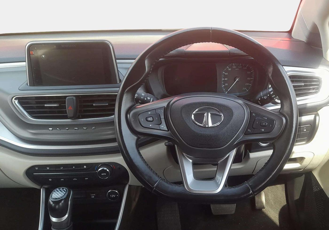2025 Tata ALTROZ XZA PLUS, Petrol, Automatic, 5,210 km, Steering Wheel Close Up
