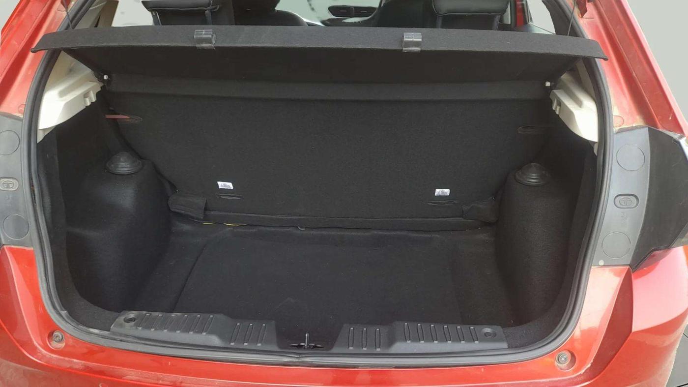 2025 Tata ALTROZ XZA PLUS, Petrol, Automatic, 5,210 km, Boot Inside