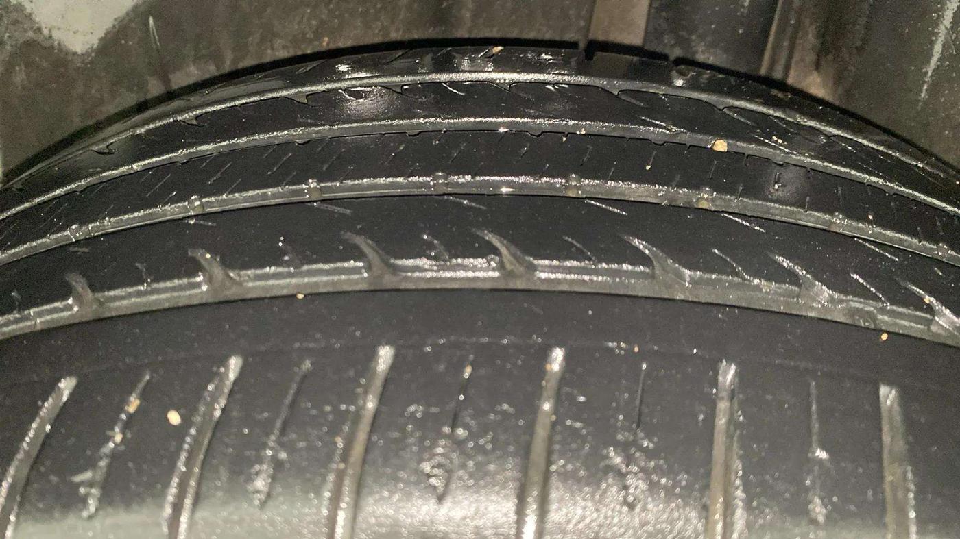 2019 Maruti Ciaz ALPHA  AT 1.5 SHVS PETROL, Petrol, Automatic, 41,978 km, Left Rear Tyre Tread